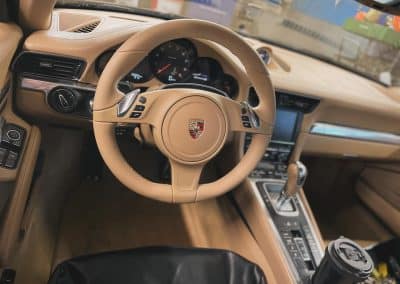 Mechaniker arbeitet an klassischem Oldtimer