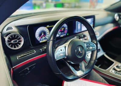 Wartung eines Oldtimers in der Werkstatt